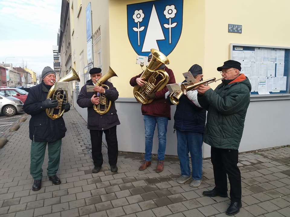 muzikanti hrající před radnicí